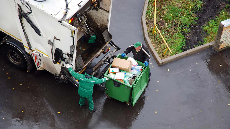 men-loading-junk